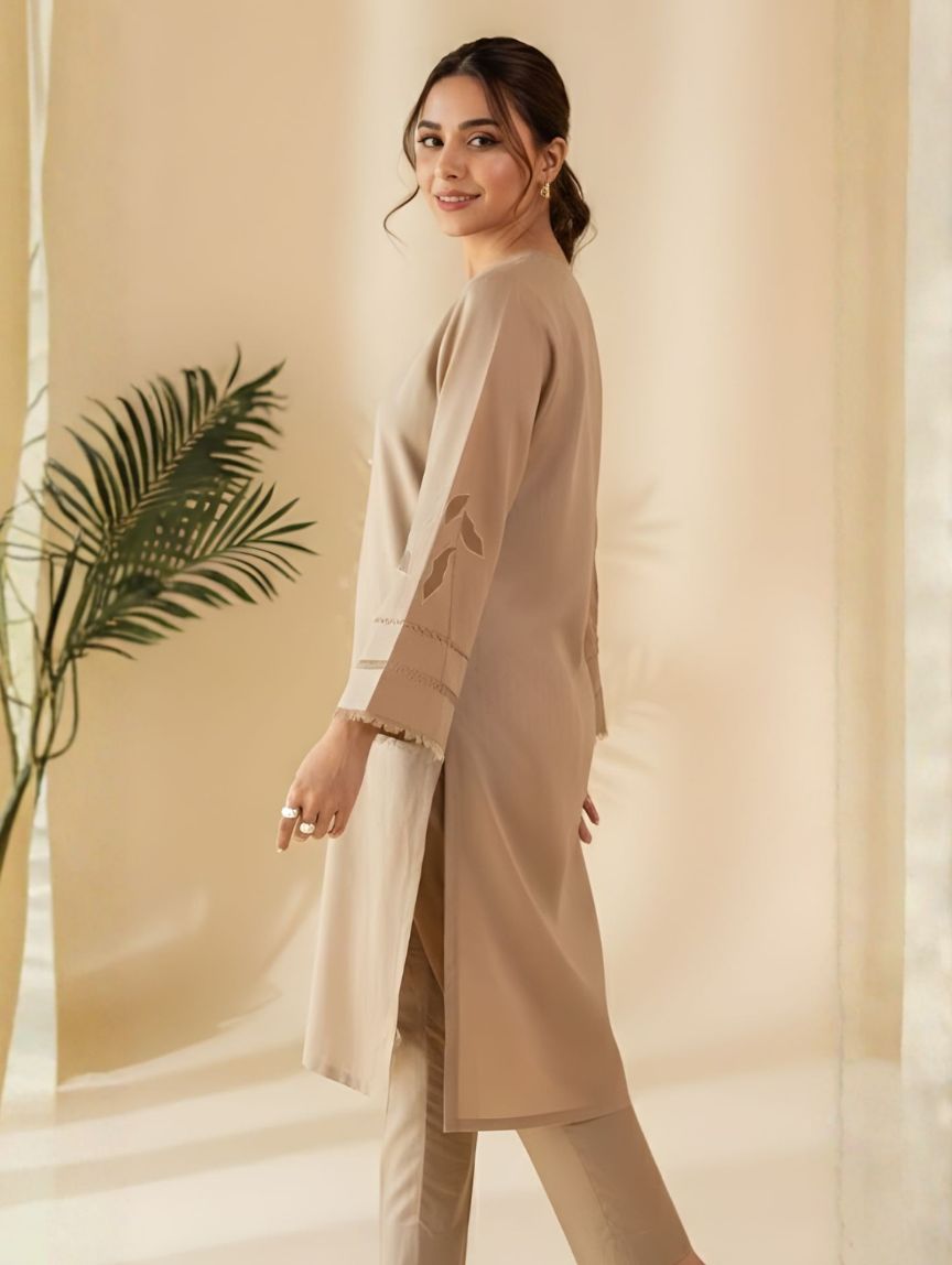 Hania Amir wearing Shaista in Mere Zindagi Hai Tu