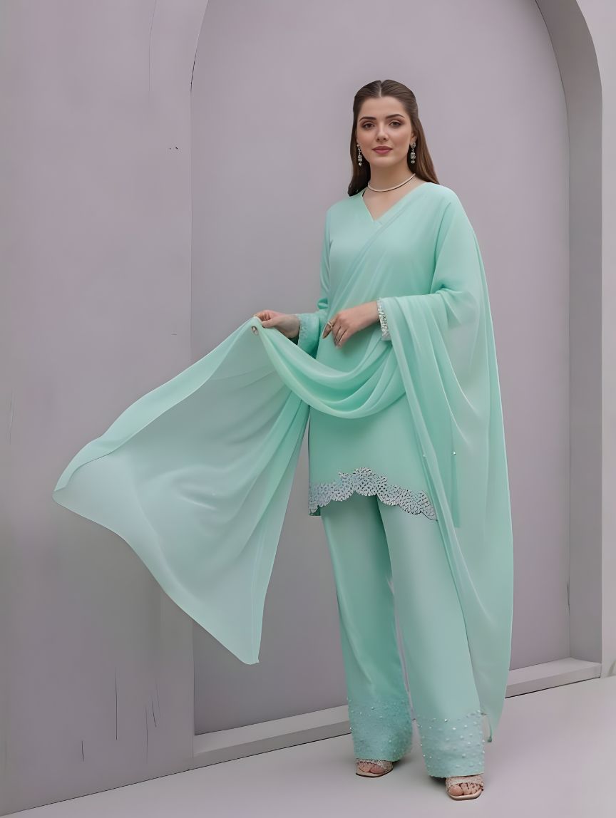 Hania Amir wearing Afroz in Mere Zindagi Hai Tu